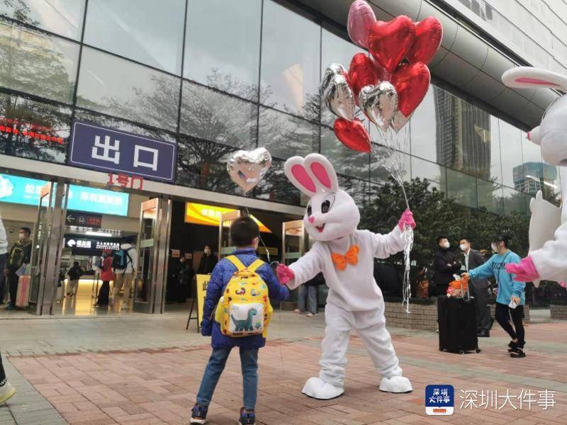 深圳義工提前進行專門培訓，一大早到口岸為旅客提供通關指引