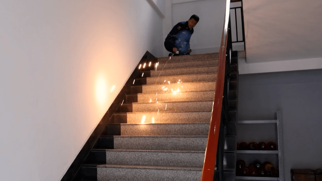 这种"网红打火石"能制造浪漫?隐患重重!_测试_温度_新闻