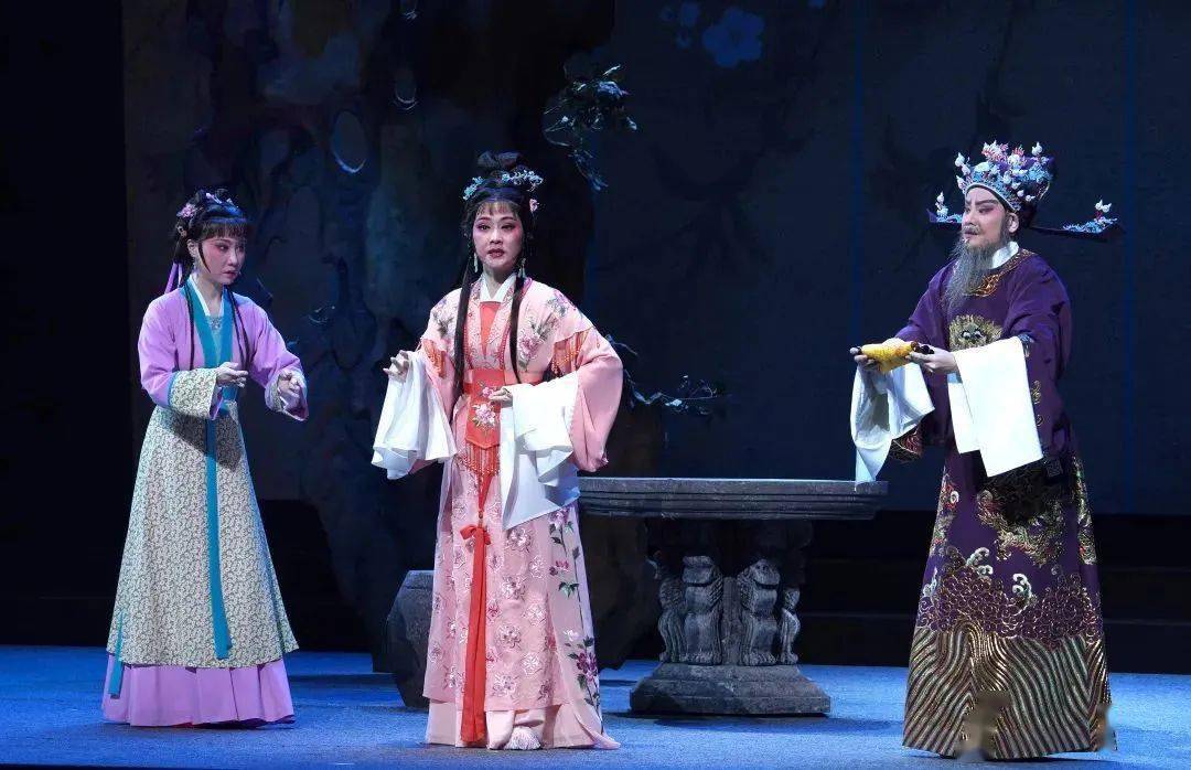 越剧《梅花魂》根据传统剧目《二度梅》改编而成,来自于清朝白话传奇