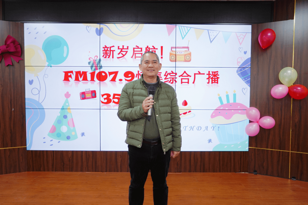 怀集县融媒体中心副主任李光吉,陈多坚共同切生日蛋糕.