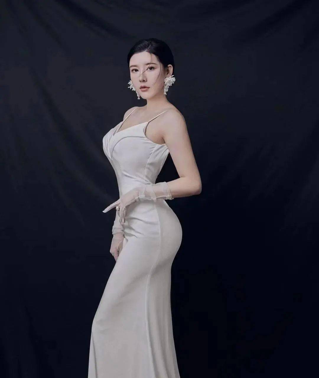 刘太阳cos"蜘蛛侠",尽显丰满身材!这扛不住啊._健身_运动_姐姐