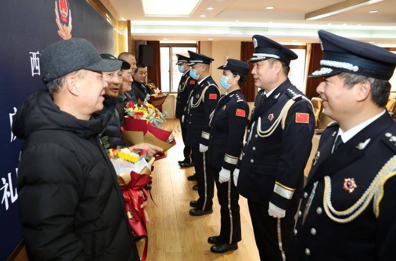 警察节丨临潼公安举办警礼服列装暨从警40 年荣誉奖章颁发仪式