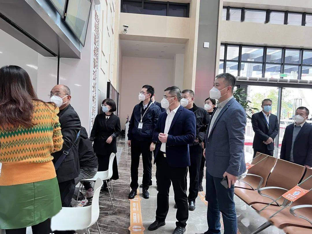 【暖心】市医保局党组书记苏松炎走访慰问医保窗口一