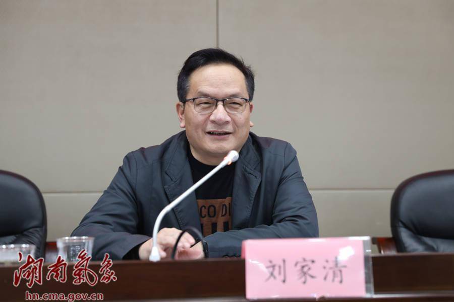 省气象局党组书记,局长刘家清讲话.6868摄影:谭萍总结会现场.