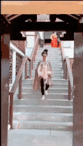 搞笑GIF:戏精,一秒入戏!_老大爷_老婆_公司