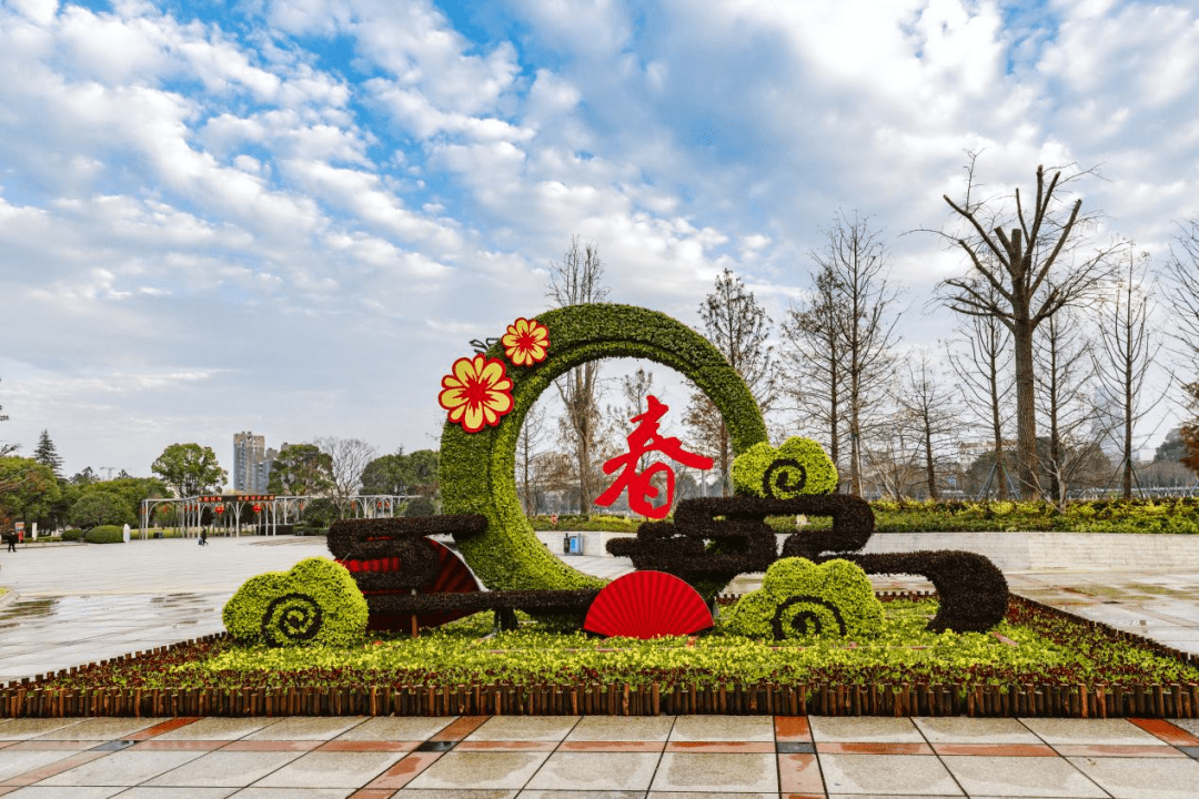 日湖公園擺花造型與傳統中國春節元素小品相結合,佈置出層次分明,造型