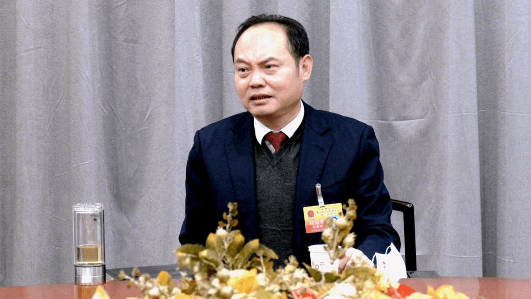 市委副书记朱冠军在参加和平街道代表团讨论审议时,认真听取了代表们