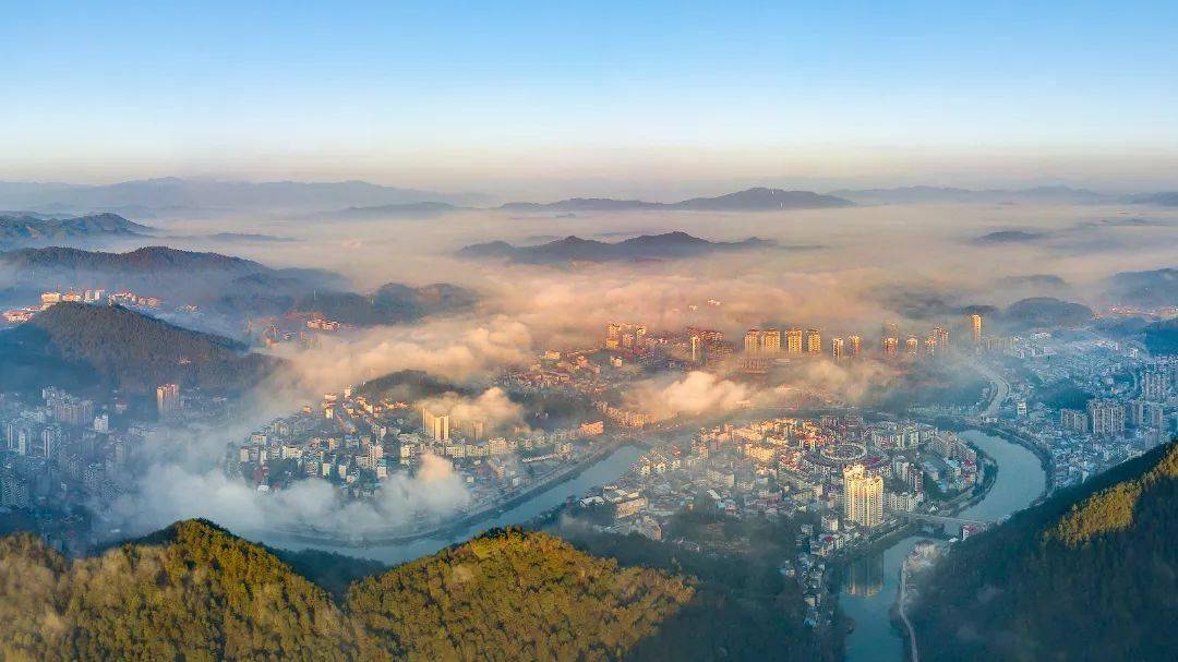 《雾漫清流》林旭煌 摄建宁县《黄坊新姿》黄渊清 摄《新城与旧城》