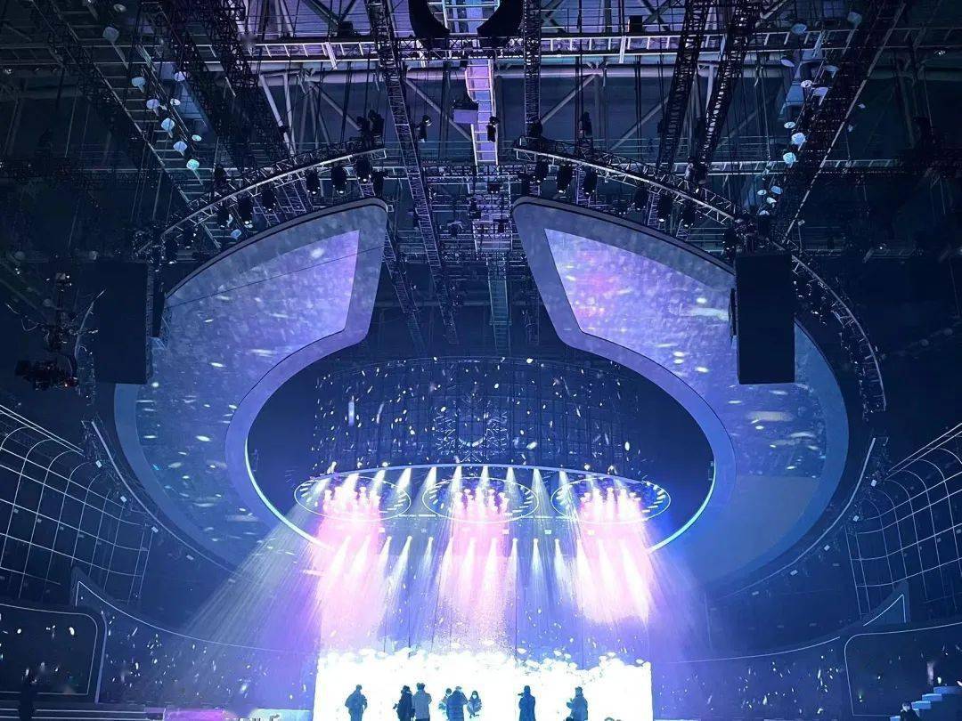 去用聚集的光,将更多的人照亮——快手聚光盛典华丽呈现_舞台_团队