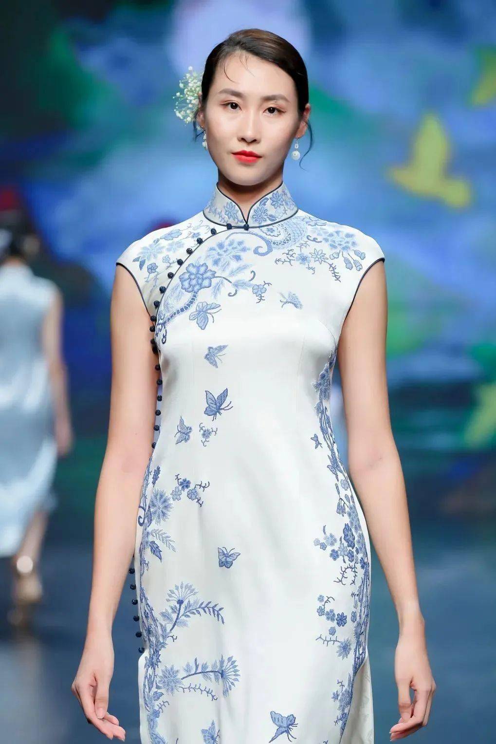 苏绣,巧夺天工的技艺,在现代旗袍上熠熠生辉