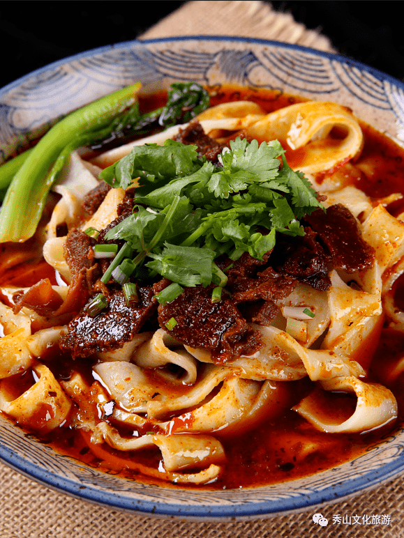 航:西 街漫步西街青石板寻访古城记忆喝一口早酒尝一碗牛肉面,绿豆粉