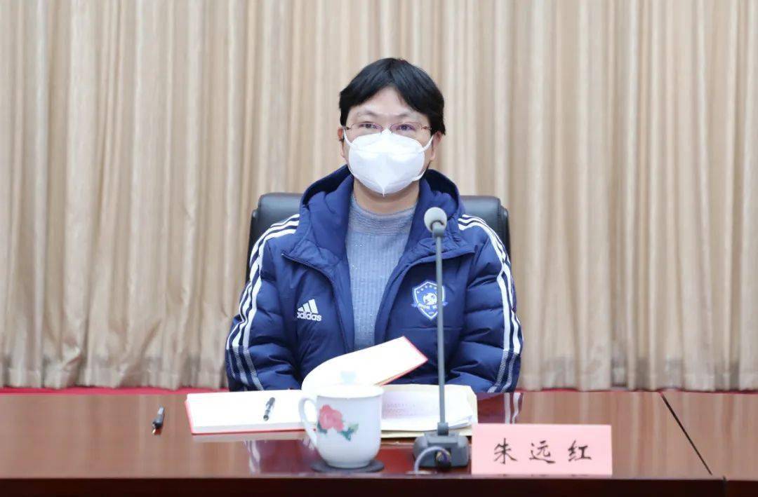 长沙市纪委常务副书记,市监委副主任熊冬华宣读文件中共长沙市委常委