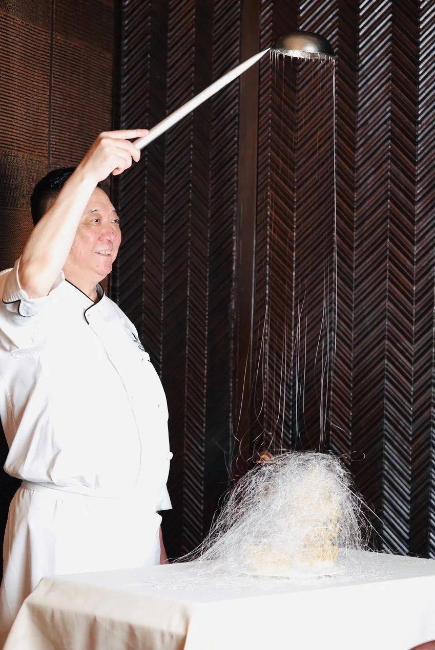 实名推荐张伟津师傅的拿手绝活锅烧芝麻肘子,以深厚的功底和力道和对