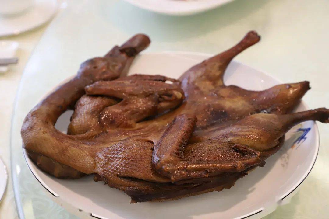 石观音板鸭用料考究,以老鸭子为原料,集腌,熏,卤之工艺精华于一体