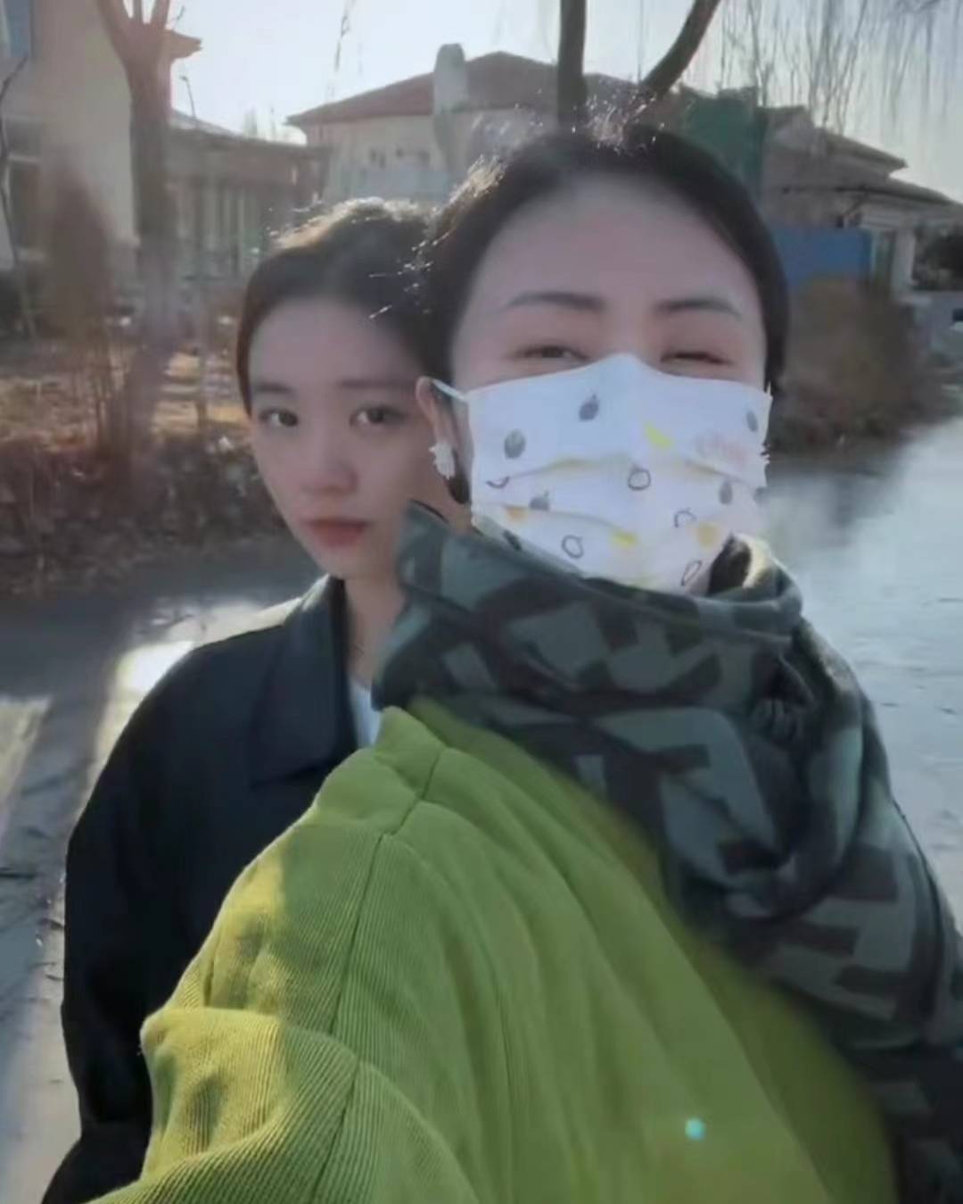 孙莉带3娃踏冰，多多已和妈妈一样高，弟弟罕露面乖巧可爱神似嗯哼_黄磊_孩子_带着