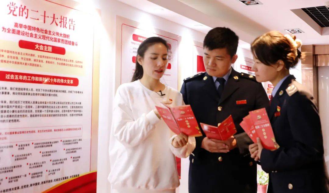 (上下滑动查看详情)90后青年胡晓岚,是阜阳市委宣讲团成员,颍东区总