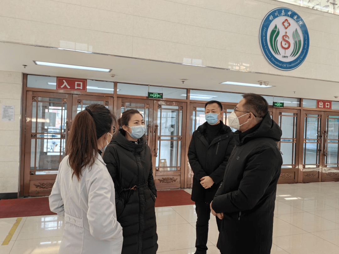 姜佳颖首先来到县人民医院,县中医院,与院领导班子,医护工作人员进行