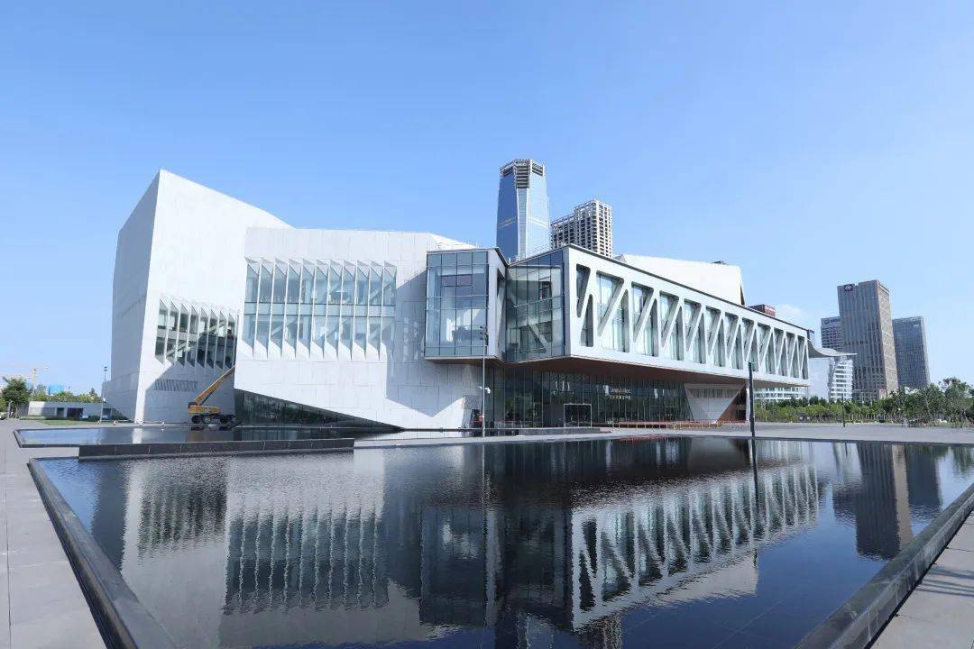 单体间由五条大跨度连廊相互贯通,是"音乐界的哈佛"茱莉亚学院美国