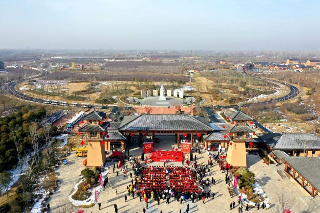 1月17日,在亳州市华佗百草园景区,人们在开园仪式上展演华佗五禽戏.