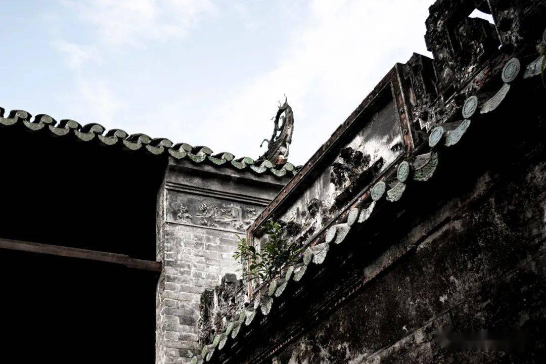 屋簷,屋脊上雕花的飛簷翹角,鐵將軍把守的韋寺堂祖屋整幢建築為三殿五