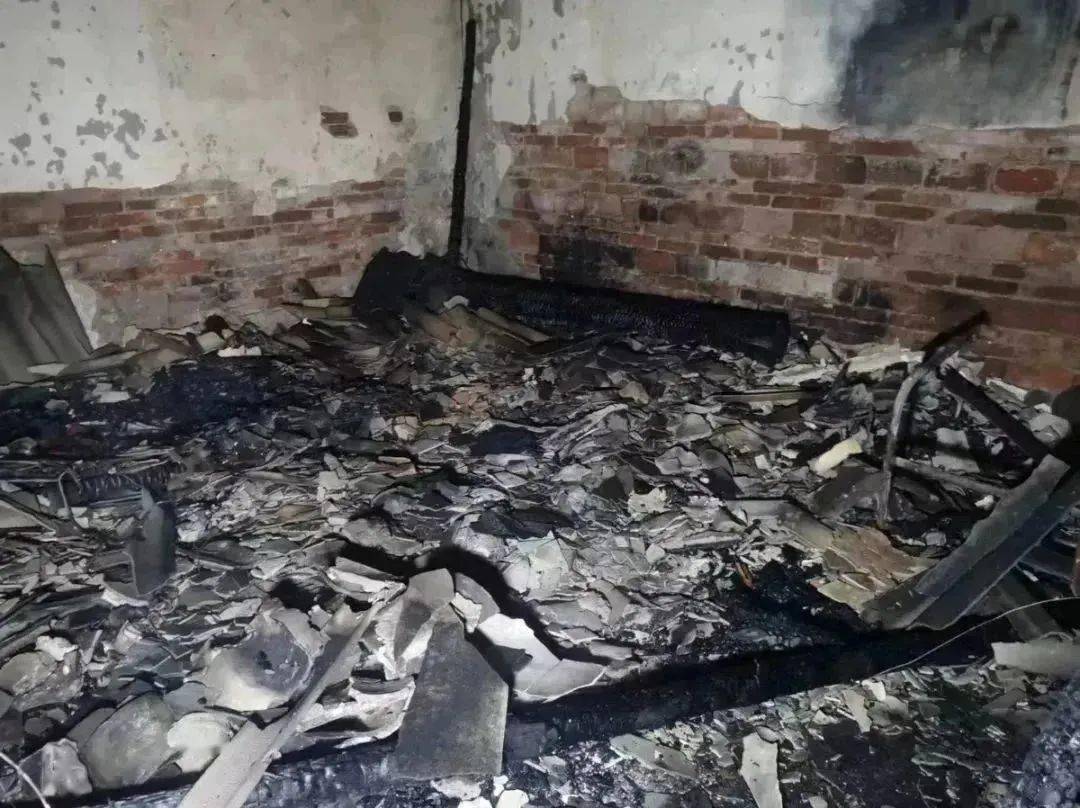 烧毁的房屋老人行动迟缓,记忆力下降遇到突发情况时往往难以应对