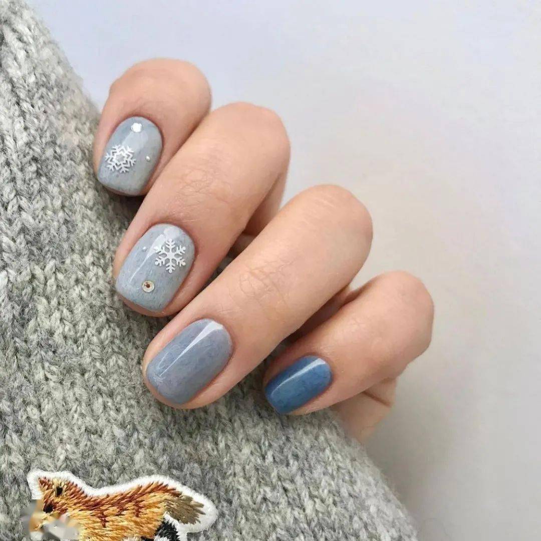 冬季做款灰蓝色美甲是真好看!_女人_气质_学长