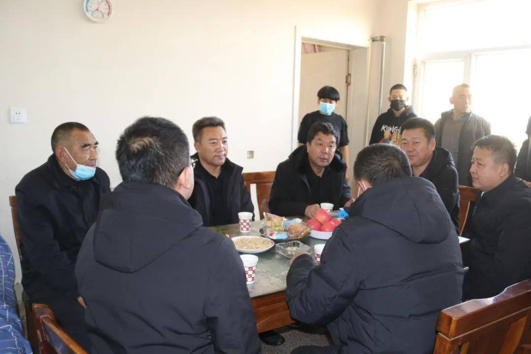 在脱贫户宋树生家,了解到农牧民的生活越来越好,王国泉十分高兴.