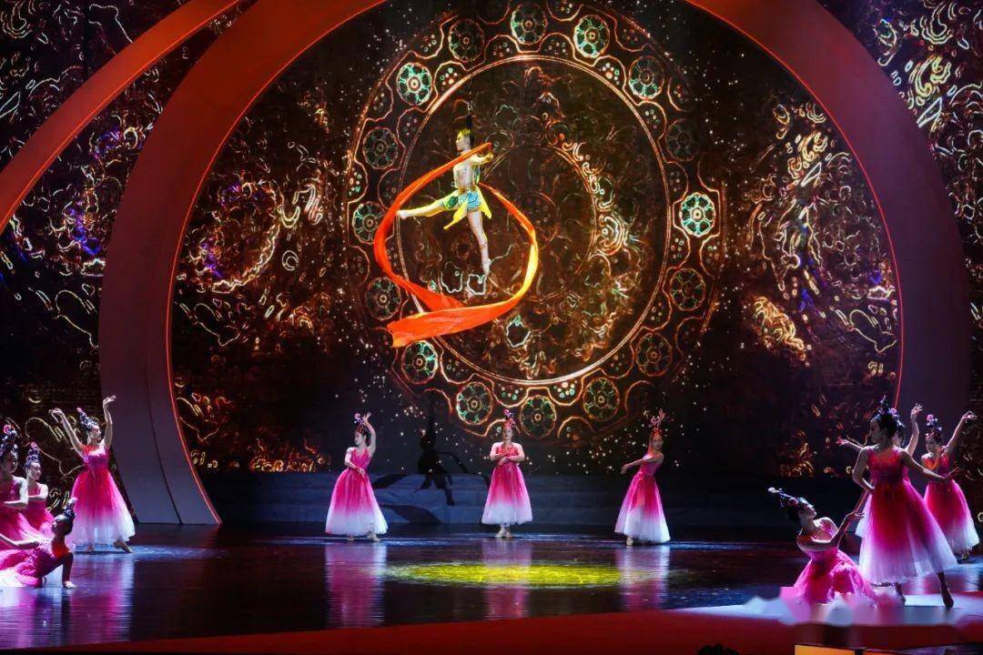 在音乐和舞蹈的律动中感受晋城的"时代感"童声合唱《我仰望五星红旗》