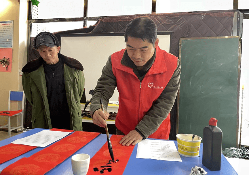 【新春走基层】把年味领回家!迎新春 送春联活动走进开阳县蒋家寨_祝福_老年人_文化