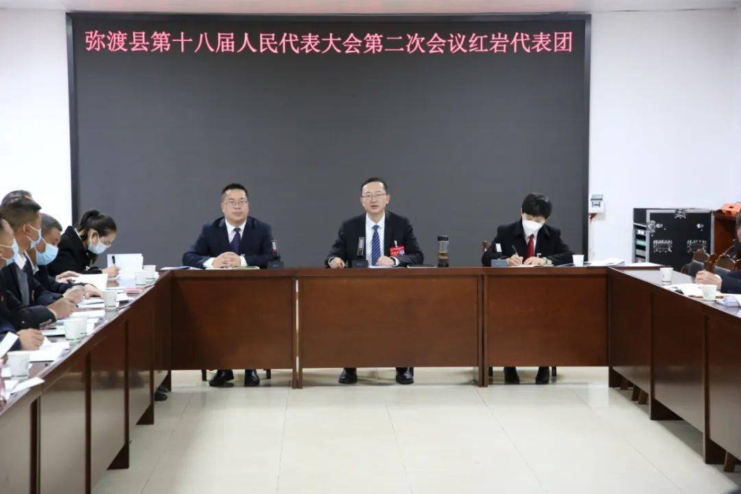 1月18日,县长马志翔在参加县十八届人大二次会议红岩代表团审议政府