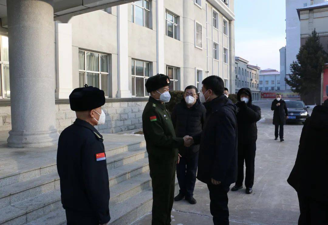 在伊春军分区,隋洪波亲切看望了部队官兵,与军分区有关领导同志就部队