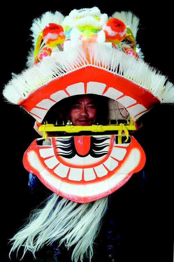 桂林民间手艺人扎狮头迎新春_周以林_古镇_传统