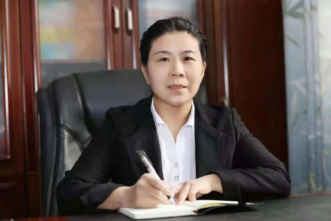 平乡县县直第三小学校长 张巧存"红梅傲雪辞旧岁,暖阳高悬又一春"