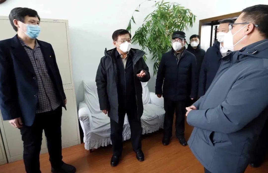 在龙煤鹤岗矿业公司,王兴柱与省级高层次人才李仁国亲切交谈,详细了解