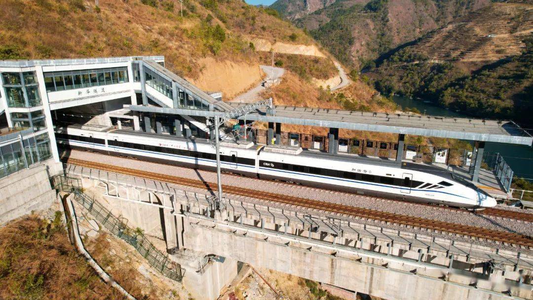 大临铁路小湾东站登上《人民日报》头版!_服务_群众_车站