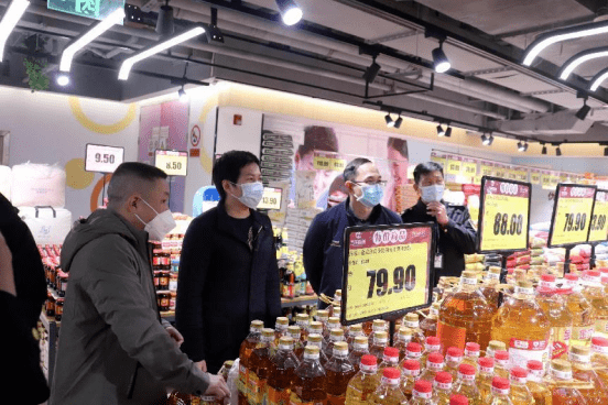 党委书记何敏仪和丹灶市场监督管理所所长黄奕创一行走访万民百货超市