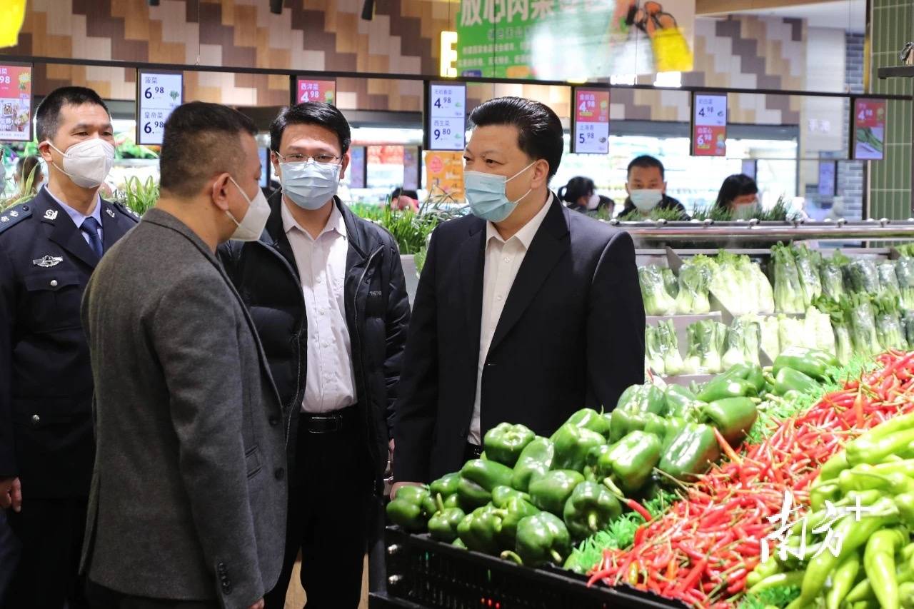 在鹏泰千江购物广场,张志锋详细了解市场保供,食品安全等工作落实情况