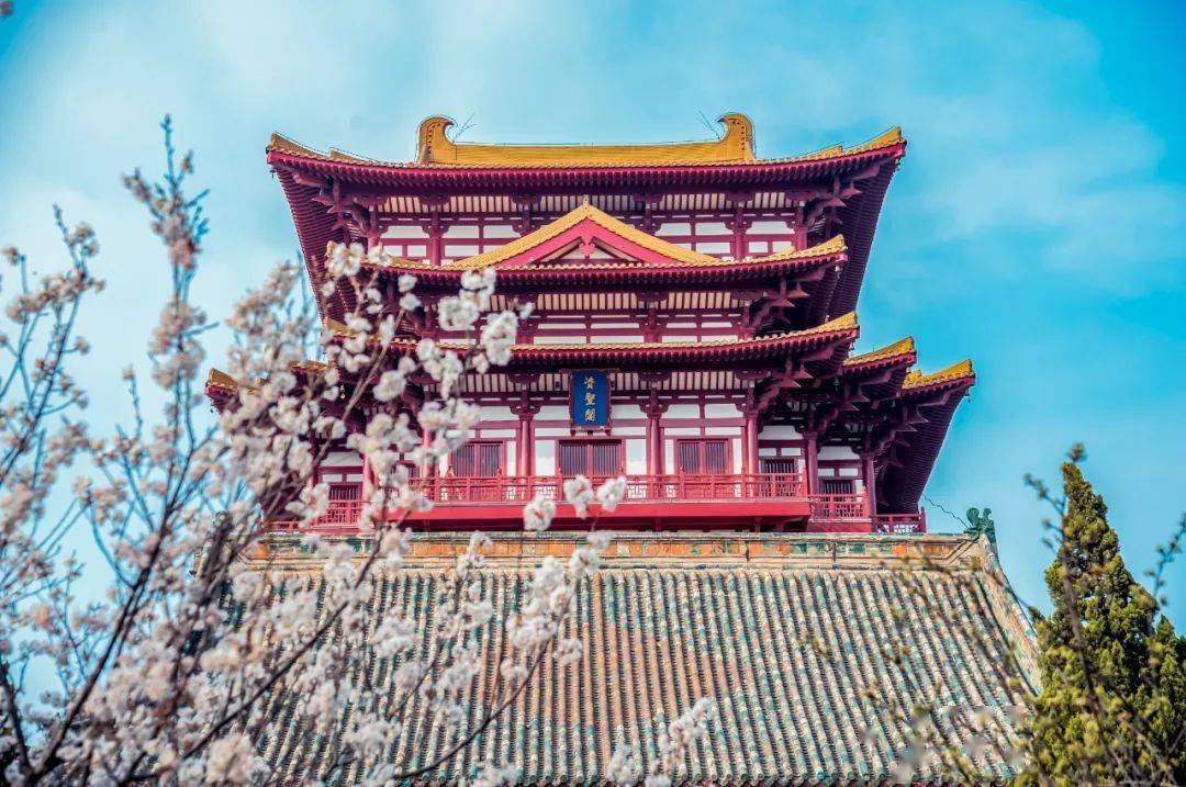 资圣阁藏经阁作为千年古寺,大相国寺的佛乐表演有着悠久的历史和深厚