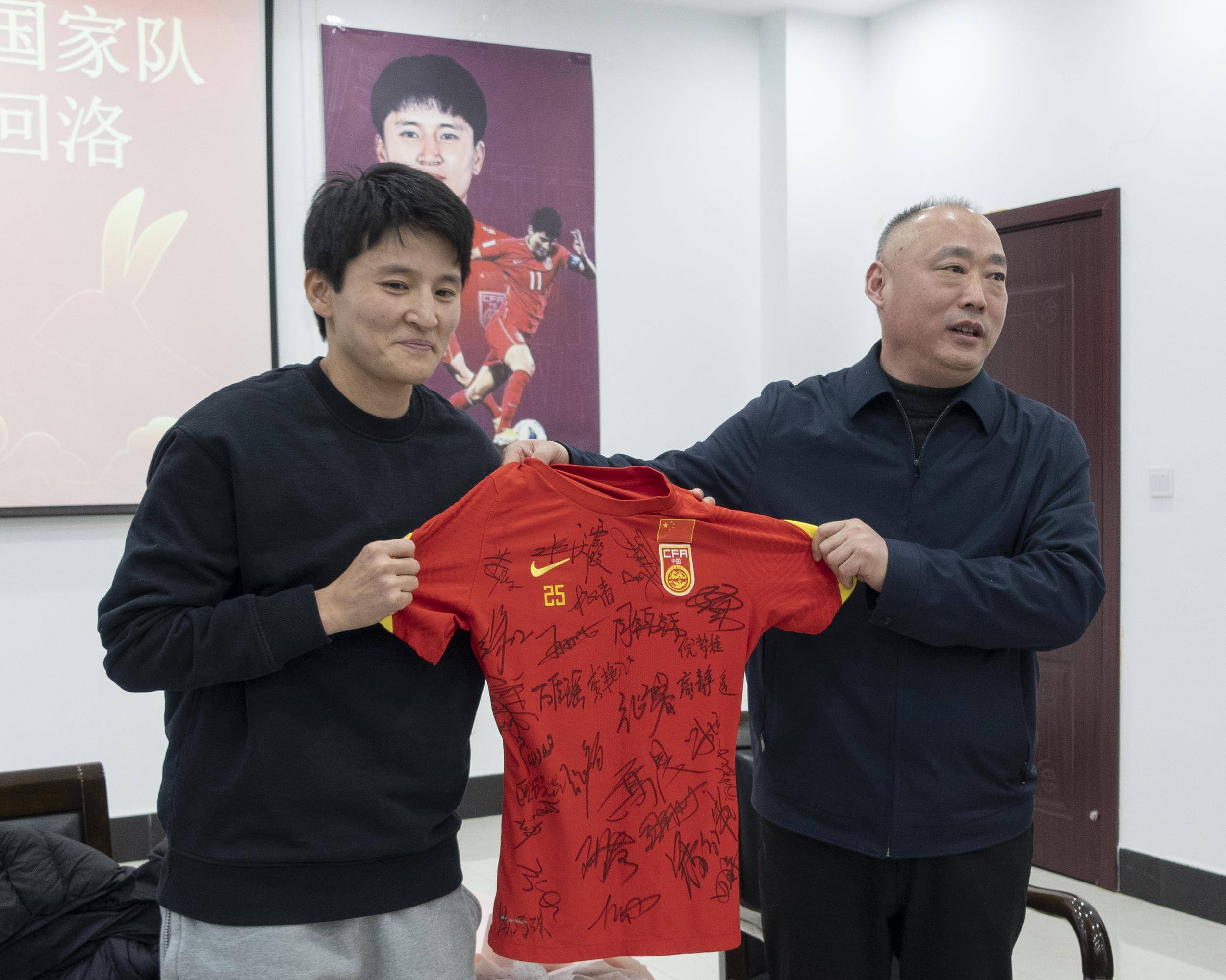 女足队长王珊珊回洛阳过年,并赠送国家队全体队员签名球衣_搜狐网