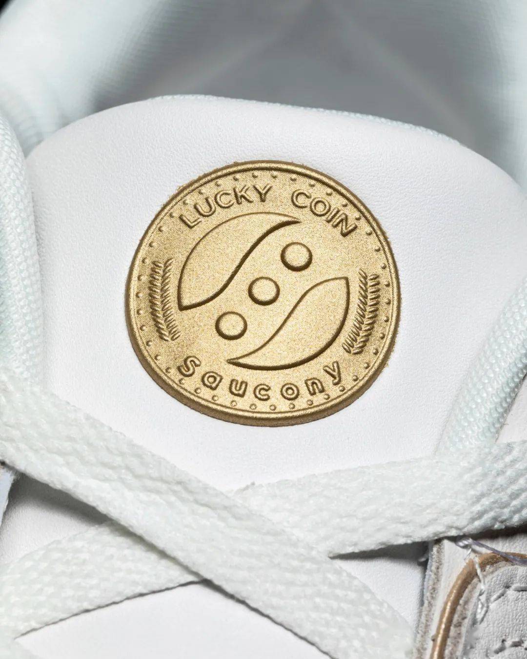 saucony_金色_钱币