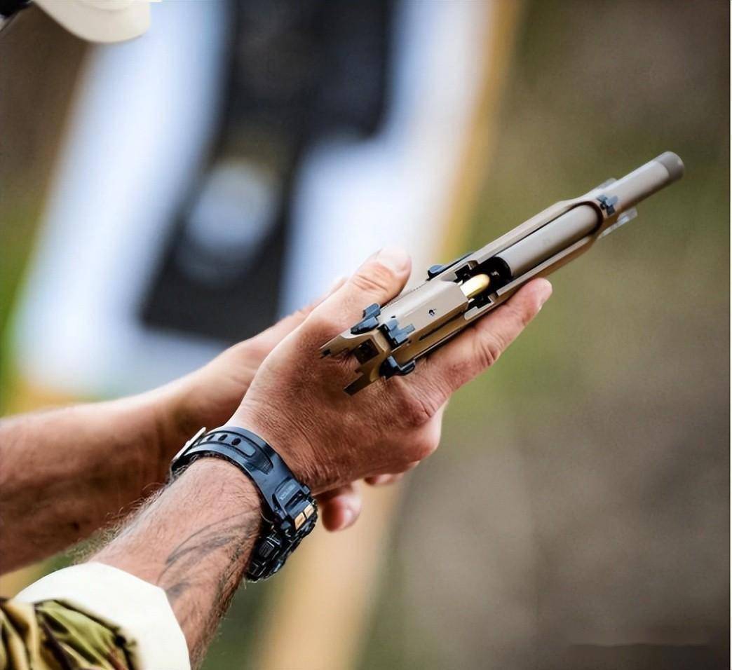 因公自杀?海军第一神枪手用手枪射击100米靶,结果打中自己眉心