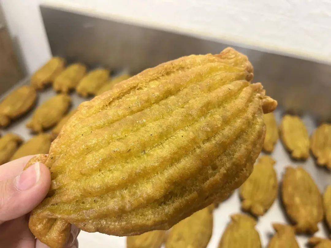 用前一天发好的老酵面揉成长条,再用制好的模子按压成条形,然后再切成