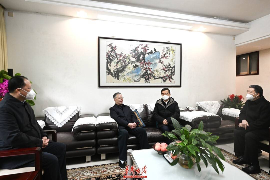 全媒体记者 唐俊 摄)19日,毛万春看望了老同志文选德,许云昭,卓康宁