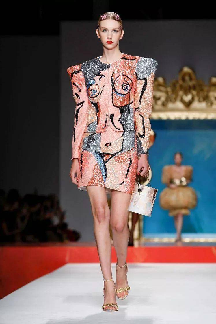 把毕加索的裸体画框穿在身上走秀?被那件"骷髅白骨精"礼服撩到了!