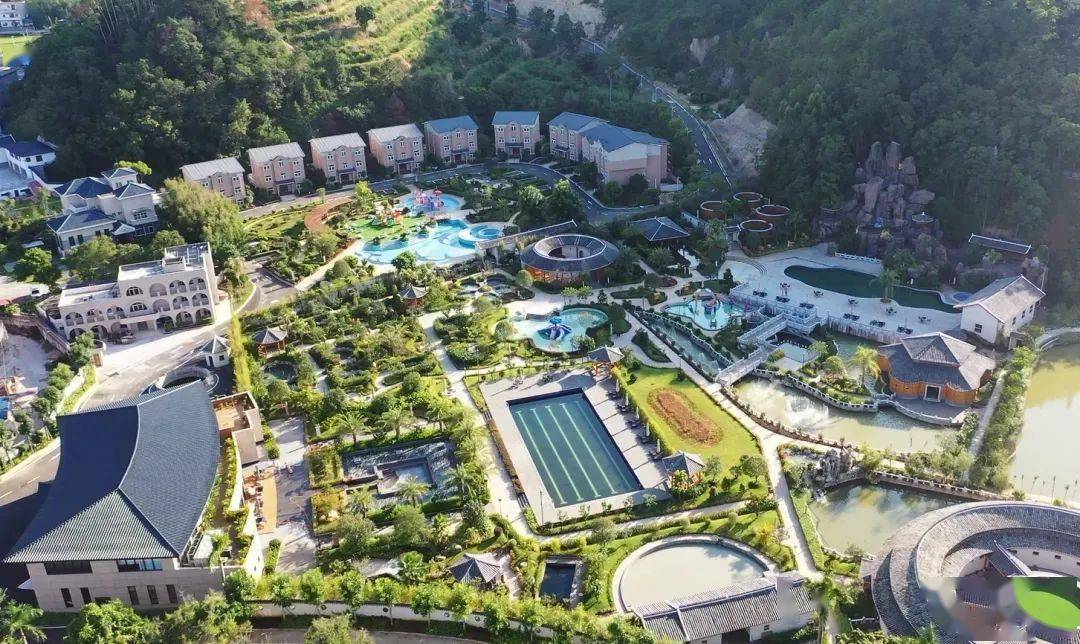 五华热矿泥温泉度假村位于梅州市五华县转水镇维龙村,是以温泉泥浴