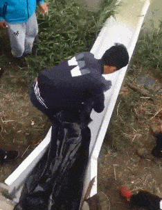 搞笑GIF:还好我的是苹果12,掉进水了捞出来就行_手机_孩子_侄子