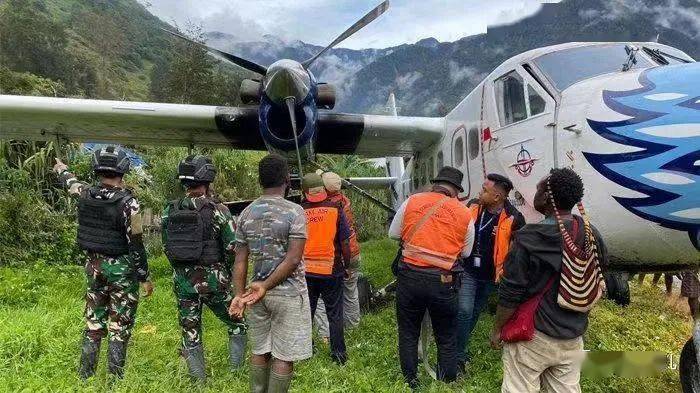 在當地村民的幫助下,這架雙水獺飛機已被拖出草地,印尼民航局已對事故