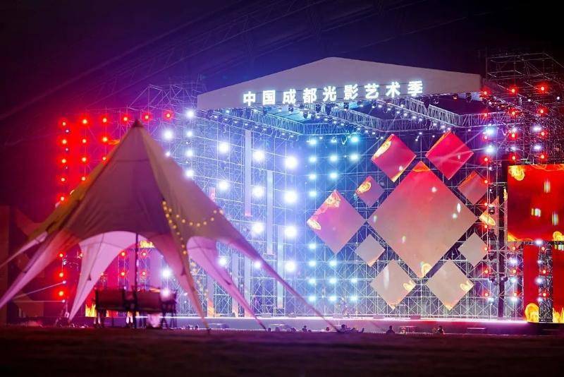 持续到2023年2月28日的中国成都光影艺术季,目前正在成都露天音乐公园