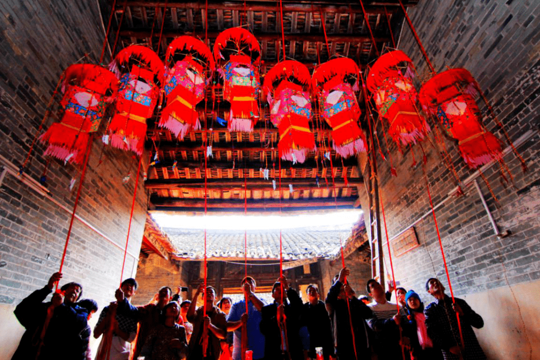 "添灯"谐音"添丁",具有特别的寓意与祝福,但凡上一年添了男孩的人家