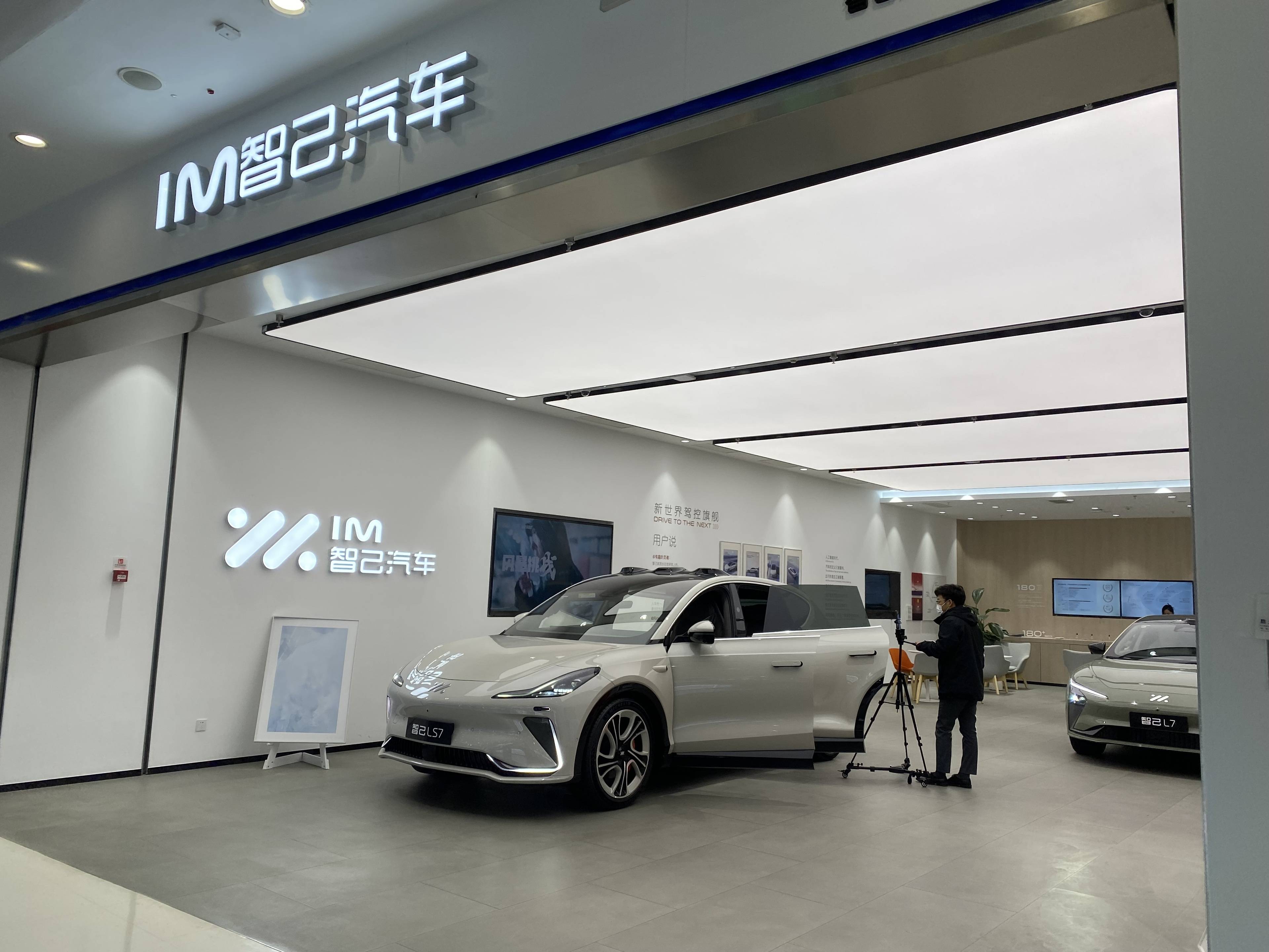 "最近大家逛街的时候,可能会顺便来店里询问一下汽车的情况.